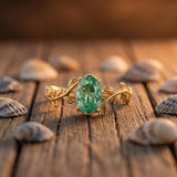 Vento di Smeraldo – Anello dorato con agata verde e motivo fogliare
